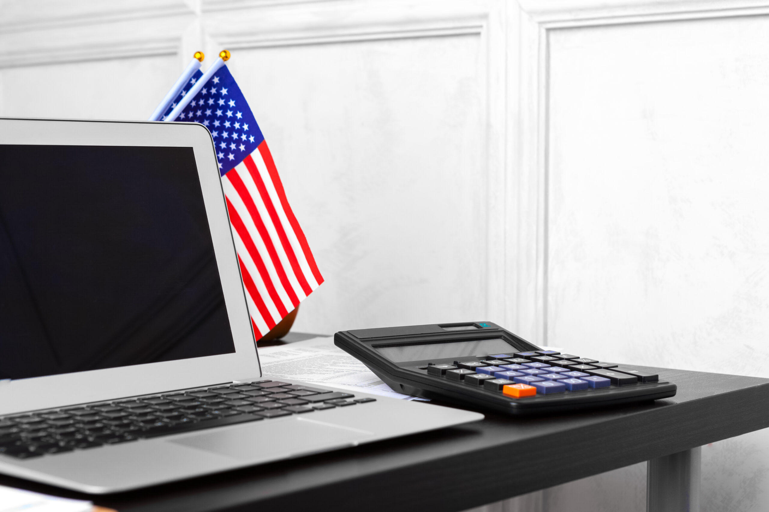 Конфликт интересов? Сенатор Уоррен оспаривает честность советника Трампа по криптовалютам