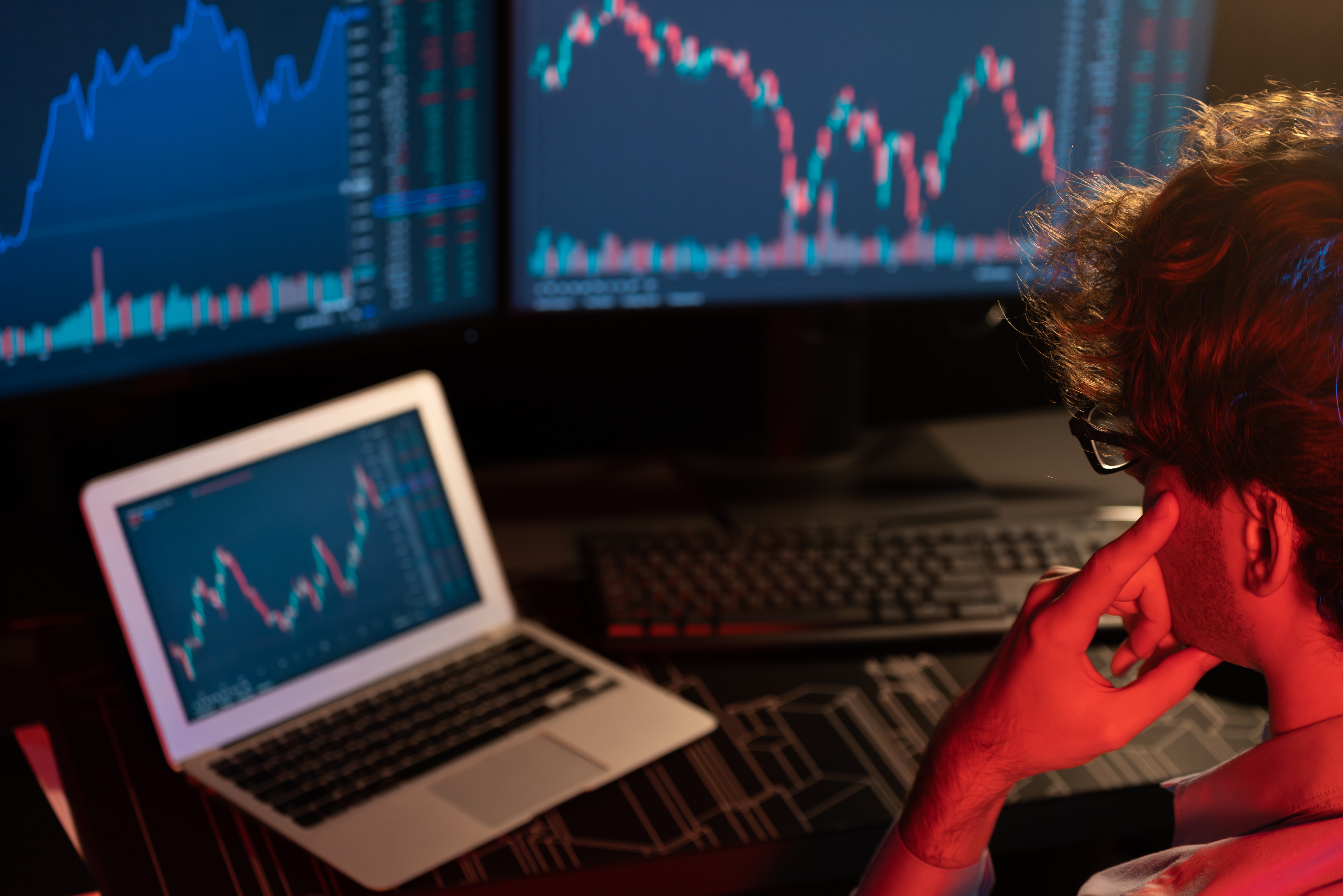 Массовые ликвидации и падение ETH: крипторынок в зоне страха