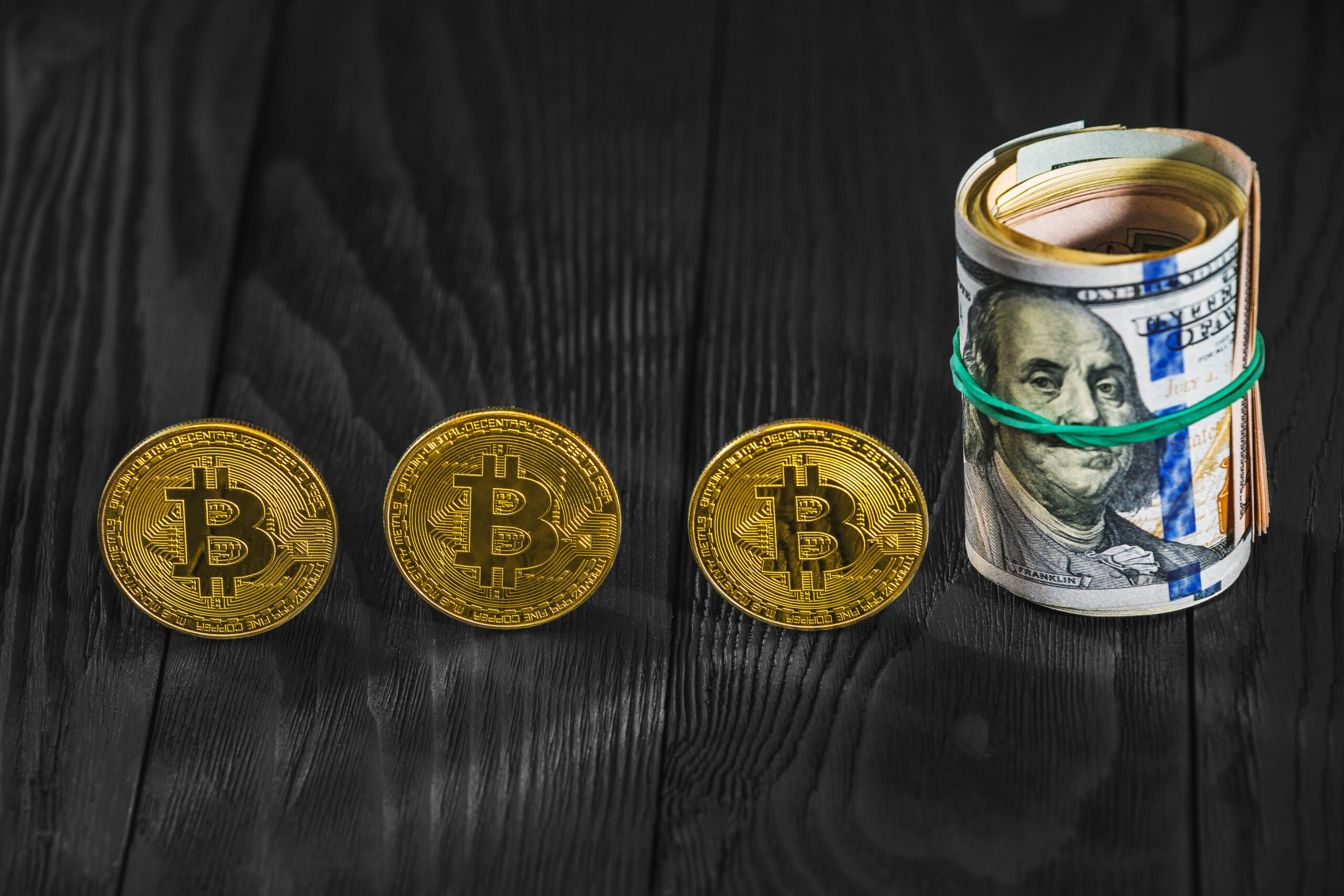 Флаг на графиках и рост оттока с бирж: биткоин укрепляет бычий сценарий