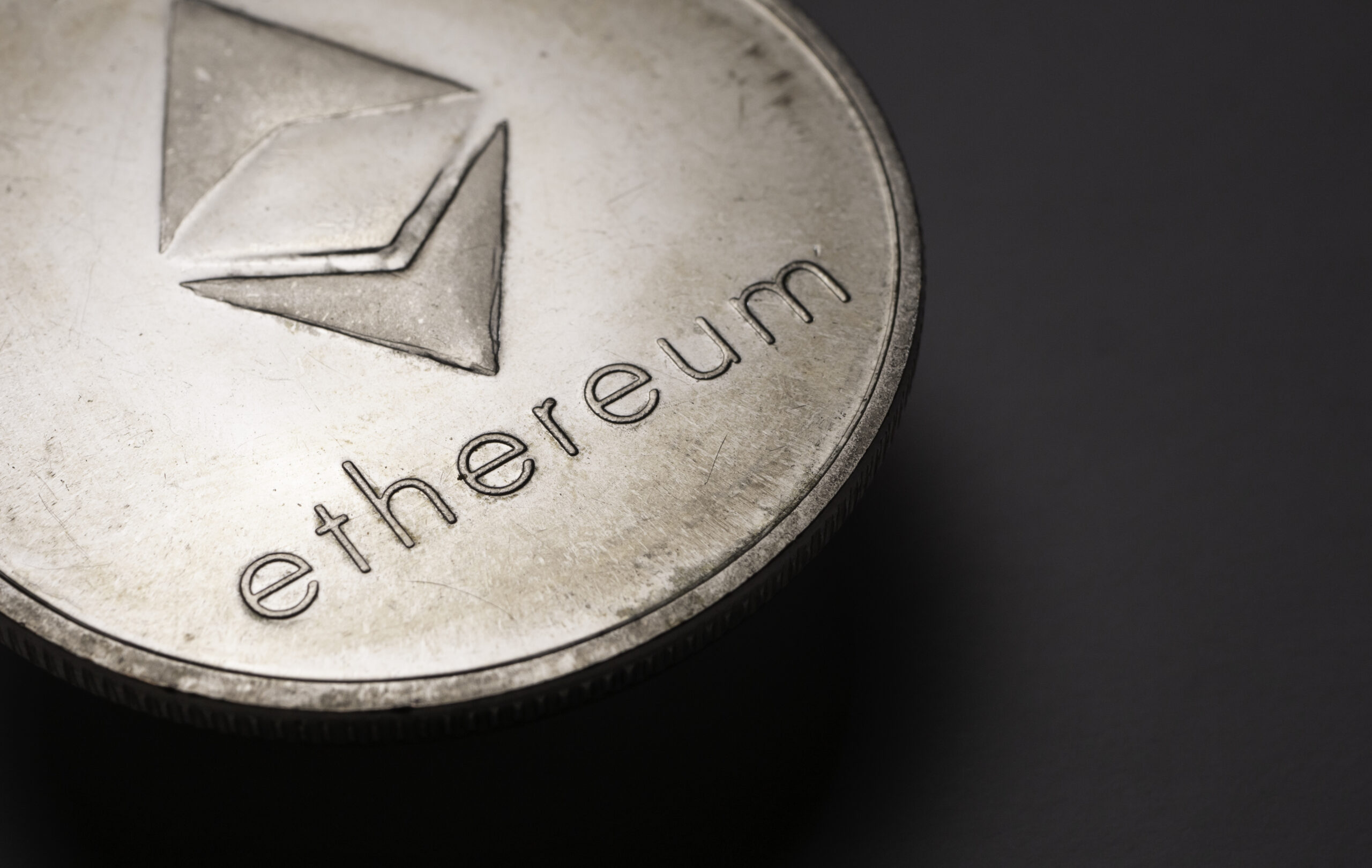 Медвежий вымпел в ETH как отражение слабости спроса